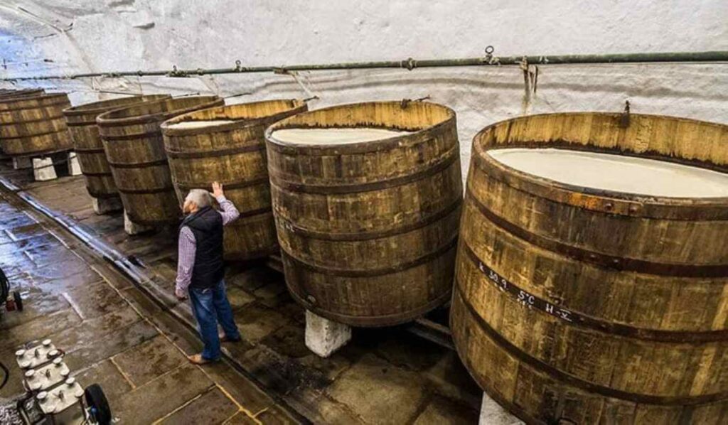 Natural fermentation of beer in wooden barrels