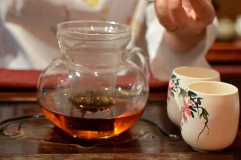 Simple way to brew your tea- with a glass pot and a pint glass