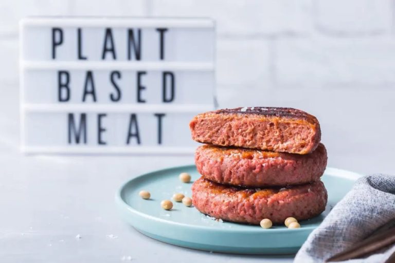 Burgers made from plant-based meat food reduce carbon emissions