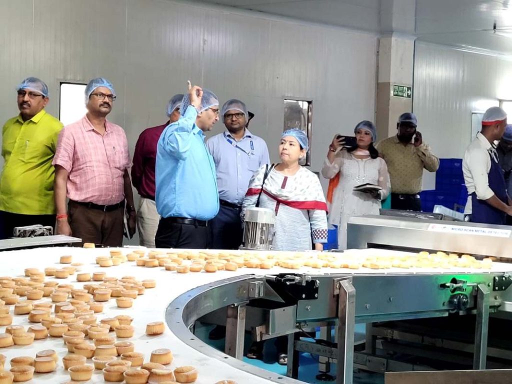 Smt Anita Praveen, Secretary, #MOFPI visiting food processing enterprises in Hajipur, Bihar
