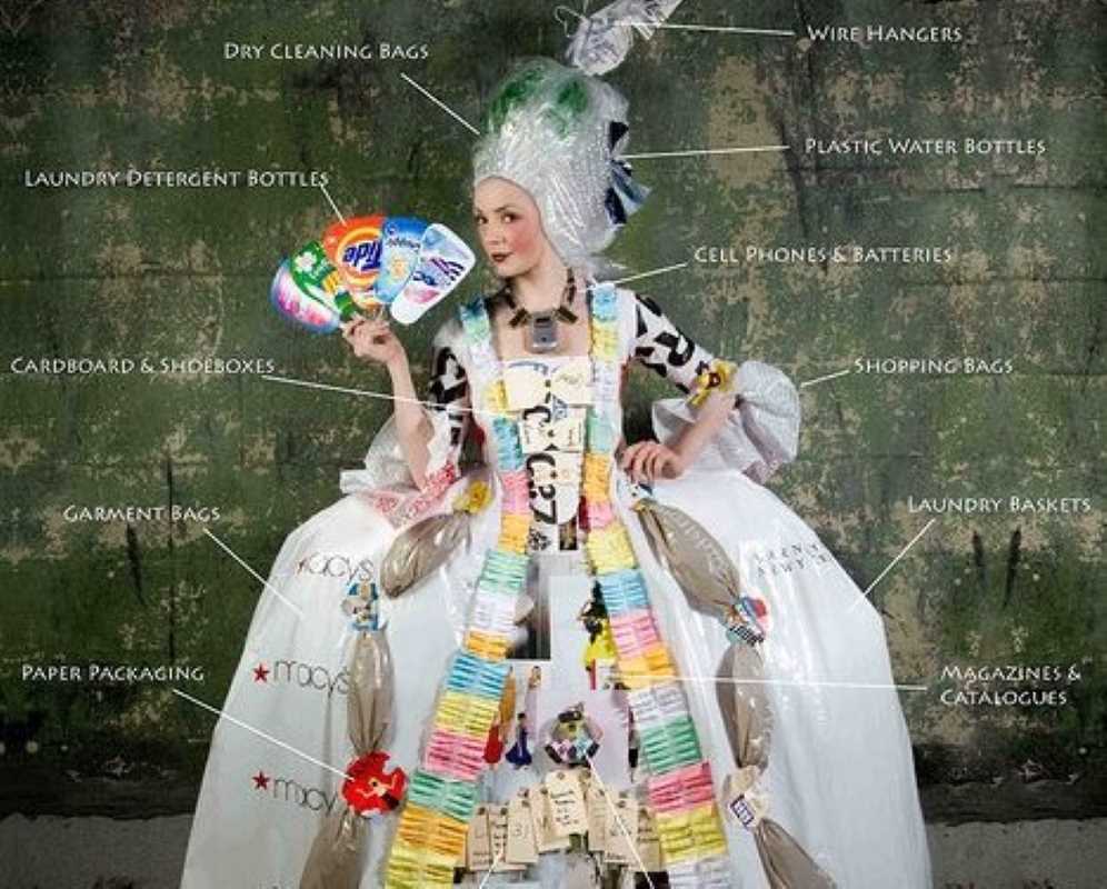 This amazing costume is entirely made of empty bottles, old batteries, plastic bags, wire hangers, magazines and cardboard
