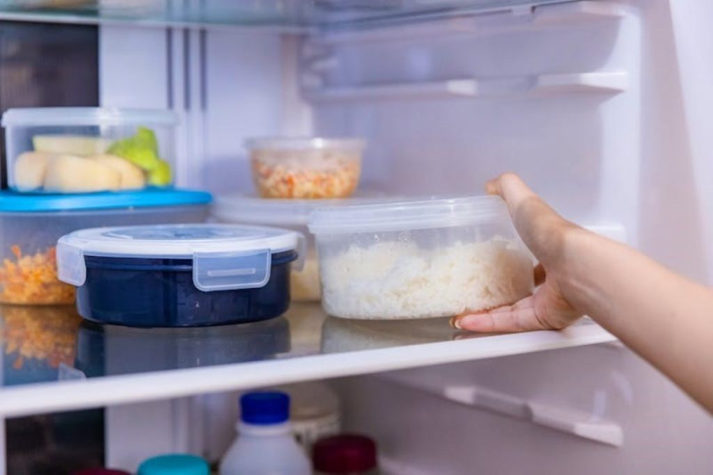 Very hot foods should not be refrigerated
