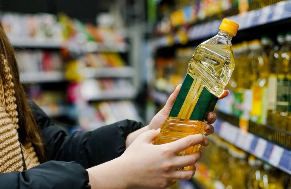 A shopper looking to pick the safest cooking oil
