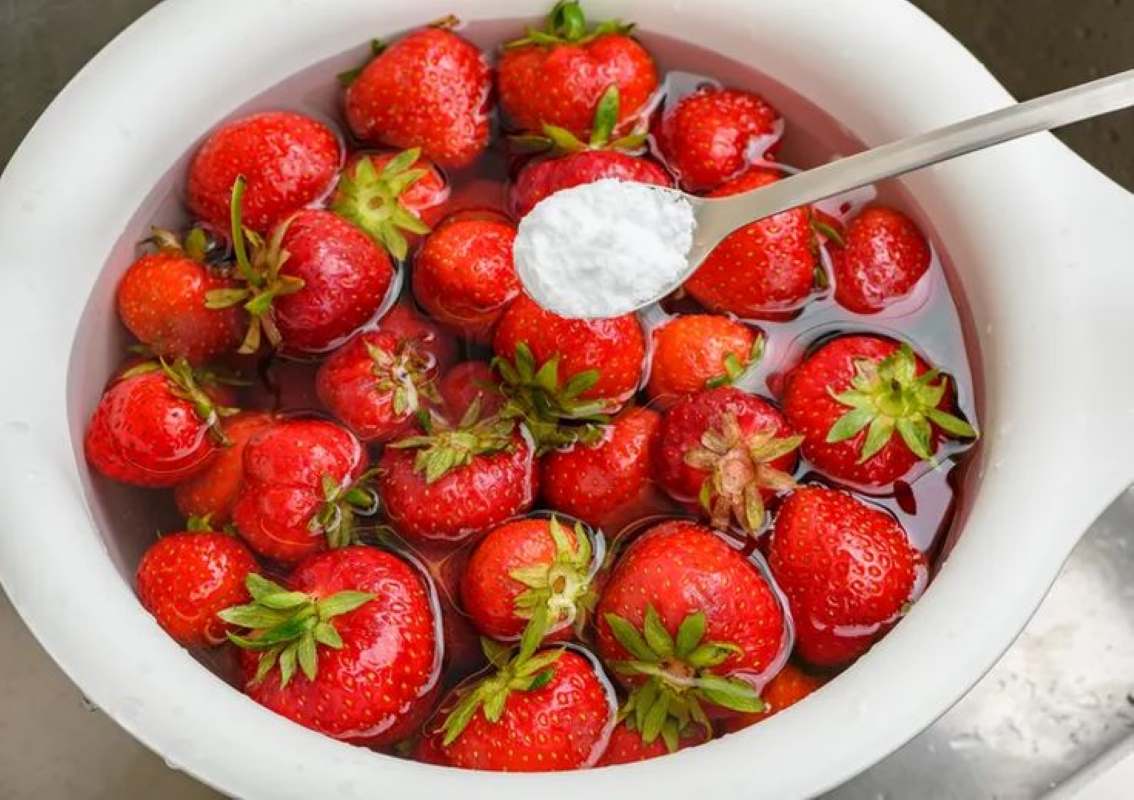 How To Clean Strawberries With Baking Soda To Remove Dirt And Pesticides