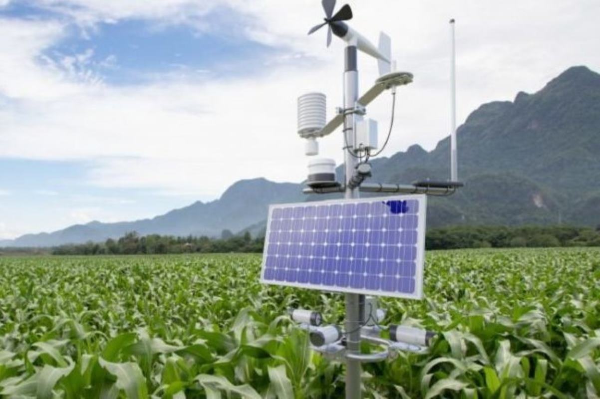 A climate-smart 5G data harvesting technology installed on a corn field